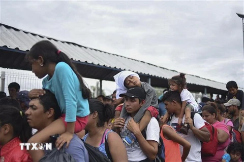 Dòng người di cư. (Ảnh: AFP/TTXVN)