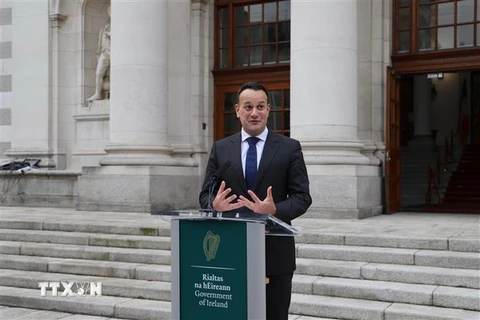 Thủ tướng Ireland Leo Varadkar phát biểu trong cuộc họp báo tại Dublin ngày 3/1. (Ảnh: THX/TTXVN)