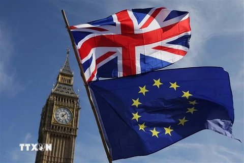 Cờ Anh (phía trên) và cờ Eu tại thủ đô London của Anh. (Ảnh: AFP/TTXVN)