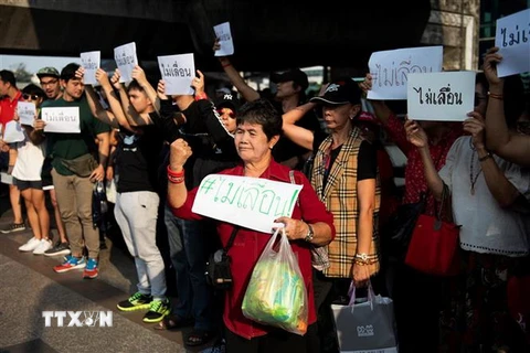 Tuần hành ở thủ đô Bangkok phản đối hoãn tổng tuyển cử. (Ảnh: AFP/TTXVN)