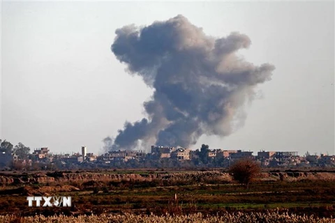 Khói bốc lên sau các cuộc không kích tại tỉnh Deir Ezzor, miền đông Syria ngày 15/12/2018. (Ảnh: AFP/TTXVN)