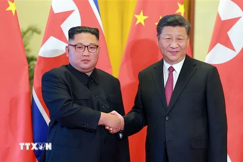 Chủ tịch Trung Quốc Tập Cận Bình và nhà lãnh đạo Triều Tiên Kim Jong-un (trái) trong chuyến thăm Bắc Kinh, Trung Quốc ngày 19/6/2018. (Ảnh: AFP/TTXVN)a