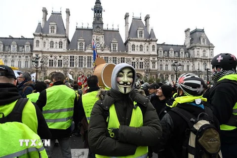 Người biểu tình "Áo vàng" tập trung tại thủ đô Paris, Pháp, ngày 5/1. (Ảnh: AFP/TTXVN)