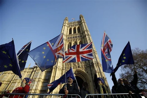 Cờ Anh và cờ Liên minh châu Âu bên ngoài tòa nhà Quốc hội Anh ở London ngày 11/12/2018. (Ảnh: AFP/TTXVN)