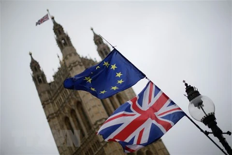 Cờ EU (phía trên) và quốc kỳ Anh (phía dưới) bên ngoài Tòa nhà Quốc hội Anh ở London ngày 7/1/2018. (Nguồn: THX/TTXVN)