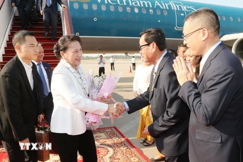 Cán bộ Đại sứ quán Việt Nam tại Campuchia đón Chủ tịch Quốc hội Nguyễn Thị Kim Ngân tại sân bay quốc tế Siem Reap của Campuchia. (Ảnh: Trọng Đức/TTXVN)