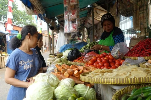Khách hàng tại chợ truyền thống của Indonesia. (Nguồn: theinsiderstories)