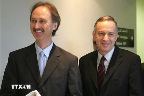 Ông Geir Pedersen - bên trái, tại sân bay quốc tế Rafiq Hariri ở Beirut, Liban ngày 26/1/2006. (Ảnh: AFP/TTXVN)