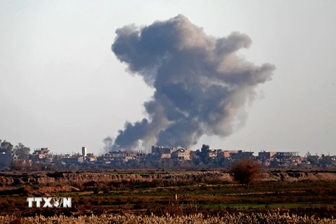 Khói bốc lên sau các cuộc không kích ở Syria. (Ảnh: AFP/TTXVN)