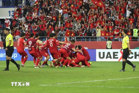 Niềm vui chiến thắng của các cầu thủ Việt Nam trong trận đấu gặp tuyển Jordan vòng 1/8 AFC Asian Cup 2019 tại Dubaicủa UAE ngày 20/1. (Ảnh: AFP/TTXVN)