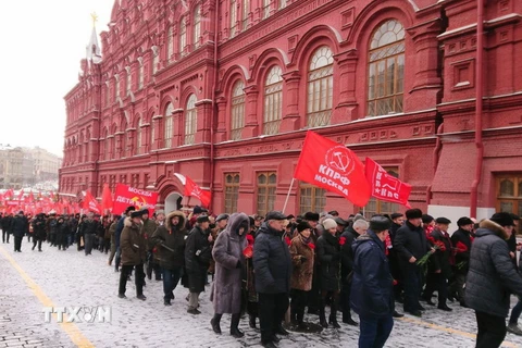 Dòng người mang hoa và biểu ngữ vào viếng Lăng V.I.Lenin. (Ảnh: Tâm Hằng/TTXVN)