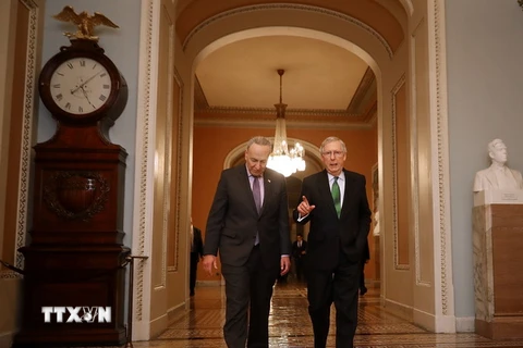 Lãnh đạo phe đa số tại Thượng viện Mỹ Mitch McConnell (phải) và lãnh đạo phe thiểu số Chuck Schumer tại tòa nhà Quốc hội Mỹ ở Washington, DC. (Ảnh: AFP/TTXVN)