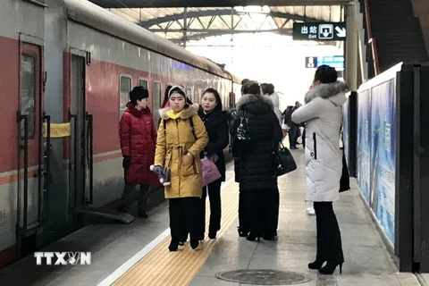 Đoàn nghệ thuật Triều Tiên tới thủ đô Bắc Kinh của Trung Quốc ngày 24/1 vừa qua. (Ảnh: Yonhap/TTXVN)