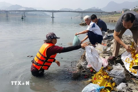 Chị Phương ở phường Hữu Nghị, thành phố Hòa Bình đã tự nguyện đi gom túi ni lông trên sông Đà. (Ảnh: Thanh Hải/TTXVN )