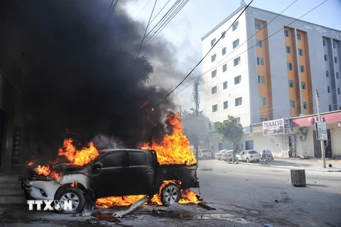 Hiện trường vụ nổ phía trước Ngân hàng Premier ở thủ đô Mogadishu, Somalia ngày 23/1 vừa qua. (Ảnh: AFP/TTXVN)