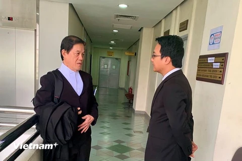 Đại diện Đại sứ quán Việt Nam tại Malaysia trao đổi với luật sư bào chữa cho Đoàn Thị Hương. (Ảnh: Hoàng Nhương/Vietnam+)