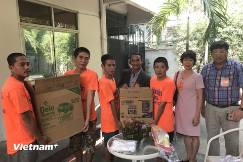 Tham tán Công sứ Phó Hoàng Hân trao quà Tết cho đại diện các phạm nhân. (Ảnh: Sơn Nam/Vietnam+)