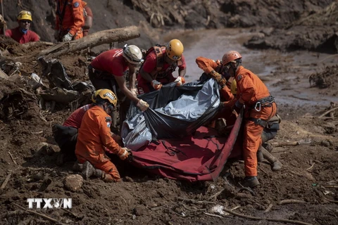 Lực lượng cứu hộ chuyển thi thể nạn nhân trong vụ vỡ đập hồ chứa chất thải tại thị trấn Brumadinho, bang Minas Gerais, Brazil, ngày 28/1 vừa qua. (Ảnh: AFP/TTXVN)