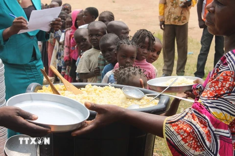 Trẻ em chờ nhận khẩu phần ăn do Chương trình Lương thực Thế giới (WFP) cung cấp tại một trường học ở Bangui, Công hòa Trung Phi. (Ảnh: AFP/TTXVN)