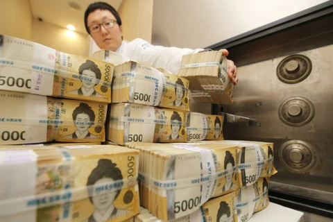 Kiểm tiền tại một ngân hàng ở Seoul. (Nguồn: Yonhap)