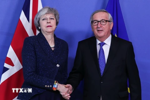 Thủ tướng Anh Theresa May (trái) và Chủ tịch Ủy ban châu Âu (EC) Jean-Claude Juncker (phải) trong cuộc gặp tại Brussels của Bỉ ngày 7/2. (Ảnh: THX/TTXVN)