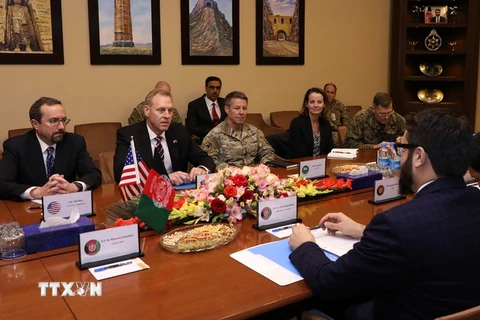 Quyền Bộ trưởng Quốc phòng Mỹ Patrick Shanahan (thứ 2, trái) trong cuộc gặp Cố vấn An ninh quốc gia Afghanistan Hamdullah Mohib (phải) tại Kabul ngày 11/2. (Ảnh: AFP/TTXVN)