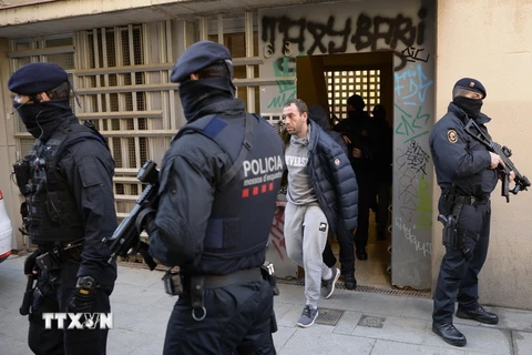 Cảnh sát bắt giữ nghi can trong chiến dịch truy quét khủng bố tại Barcelonia của Tây Ban Nha, ngày 15/1 vừa qua. (Ảnh: AFP/TTXVN)