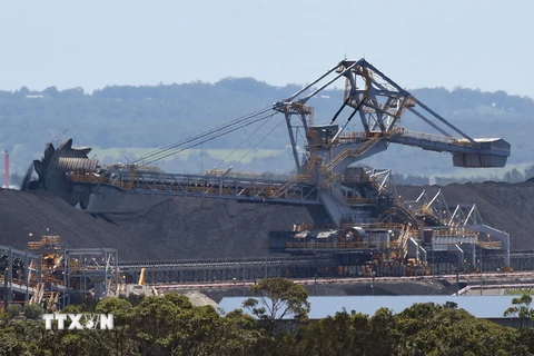 Hoạt động tại mỏ than ở Newcastle, Australia, ngày 18/11/2015. (Ảnh: AFP/TTXVN)