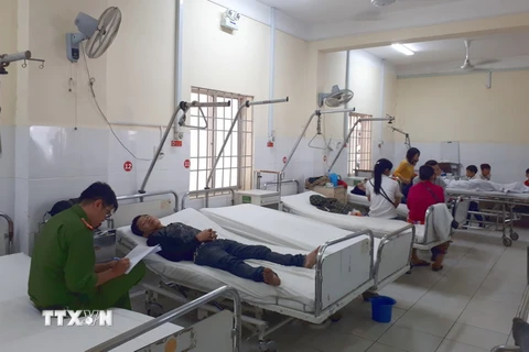 Các nạn nhân bị thương nhẹ được lực lượng công an lấy lời khai phục vụ cho công tác điều tra tại Bệnh viện Đa khoa tỉnh Khánh Hòa. (Ảnh: Phan Sáu/TTXVN)