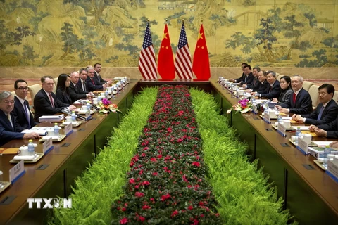 Phó Thủ tướng Trung Quốc Lưu Hạc (thứ 2, phải) cùng Đại diện Thương mại Mỹ Robert Lighthizer (thứ 3, trái) và Bộ trưởng Tài chính Mỹ Steven Mnuchin (thứ 2, trái) tại vòng đàm phán thương mại cấp cao Mỹ-Trung Quốc tại Bắc Kinh ngày 14/2 vừa qua. (Ảnh: AFP/