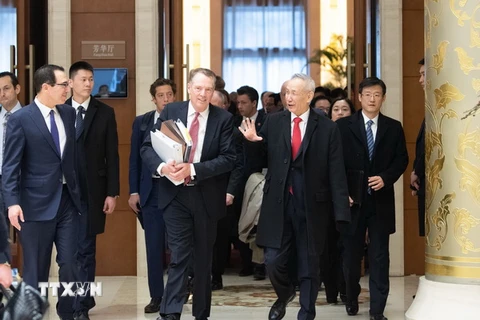 Phó Thủ tướng Trung Quốc Lưu Hạc (phải) và Bộ trưởng Tài chính Mỹ Steven Mnuchin (trái) tại vòng đàm phán ở Bắc Kinh của Trung Quốc ngày 14/2 vừa qua. (Ảnh: THX/TTXVN)