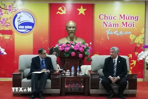 Phó Chủ tịch UBND tỉnh Bình Dương Đặng Minh Hưng tiếp ông Vijay Padmanabhan. (Ảnh: Hải Âu/TTXVN)