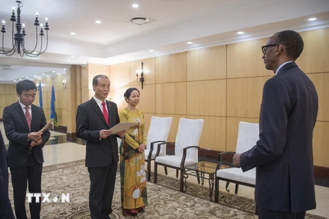 Đại sứ Đặc mệnh toàn quyền nước Cộng hòa Xã hội chủ nghĩa Việt Nam tại Tanzania kiêm nhiệm Rwanda Nguyễn Kim Doanh trình Quốc thư lên Tổng thống Cộng hòa Rwanda Paul Kagame. (Ảnh: Đình Lượng/TTXVN)