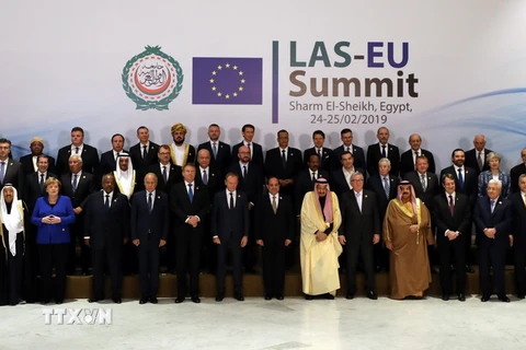 Các đại biểu chụp ảnh chung tại Hội nghị thượng đỉnh Liên minh châu Âu và Liên đoàn Arab (EU-AL) ở Sharm el-Sheikh, Ai Cập ngày 24/2. (Ảnh: THX/TTXVN)