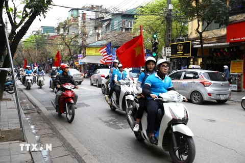 Đoàn xe cổ động, tuyên truyền diễu hành qua các tuyến phố, nhân sự kiện Hội nghị thượng đỉnh Hoa Kỳ-Triều Tiên lần thứ hai dự kiến diễn diễn ra tại Hà Nội. (Ảnh: Minh Quyết/TTXVN)