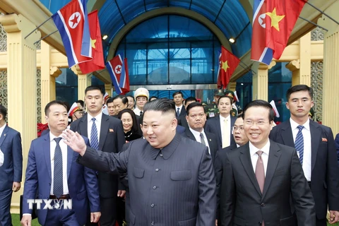 Chủ tịch Triều Tiên Kim Jong-un vẫy tay chào nhân dân Việt Nam. (Ảnh: Nhan Sáng/TTXVN)