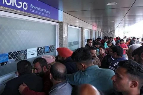 Hành khách bị mắc kẹt tại các quầy làm thủ tục tại sân bay Jammu ở Jammu của Ấn Độ, ngày 27/2, sau khi Pakistan đóng cửa không phận. (Nguồn: AFP)