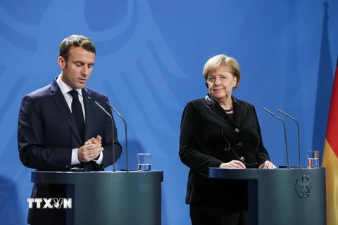 Tổng thống Pháp Emmanuel Macron (trái) và Thủ tướng Đức Angela Merkel trong cuộc họp báo tại Berlin của Đức. (Ảnh: THX/TTXVN)