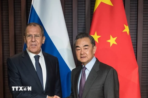 Ủy viên Quốc vụ kiêm Ngoại trưởng Trung Quốc Vương Nghị (phải) và Ngoại trưởng Nga Sergei Lavrov. (Ảnh: THX/TTXVN)