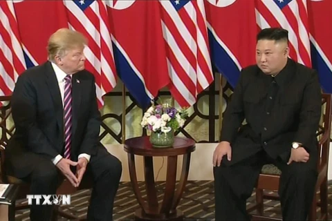 Tổng thống Mỹ Donald Trump và Chủ tịch Triều Tiên Kim Jong-un sau khi bắt tay nhau - cái bắt tay lịch sử tại Hà Nội. (Ảnh: TTXVN)