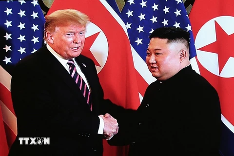 Tổng thống Mỹ Donald Trump và Chủ tịch Triều Tiên Kim Jong-un bắt tay nhau - cái bắt tay lịch sử tại Hà Nội. (Ảnh: TTXVN)