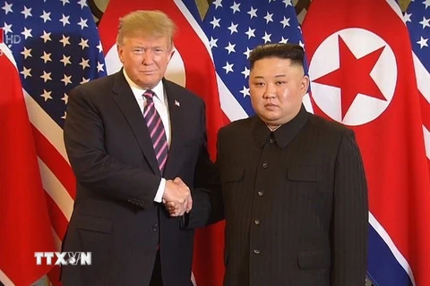 Tổng thống Mỹ Donald Trump và Chủ tịch Triều Tiên Kim Jong-un bắt tay nhau - cái bắt tay lịch sử tại Hà Nội. (Ảnh: TTXVN phát)
