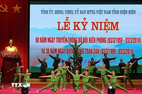 Văn nghệ chào mừng lễ kỷ niệm tại tỉnh Điện Biên. (Ảnh: Phan Tuấn Anh/TTXVN)