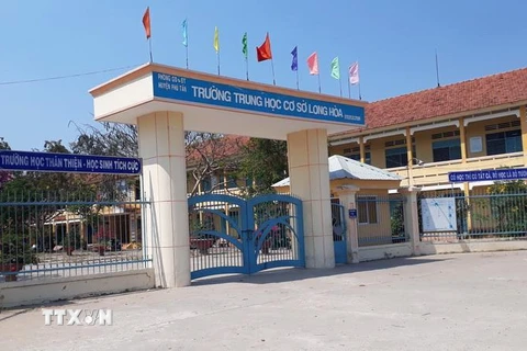 Trường Trung học cơ sở Long Hòa, huyện Phú Tân - nơi xảy ra sự việc. (Ảnh: Công Mạo/TTXVN)