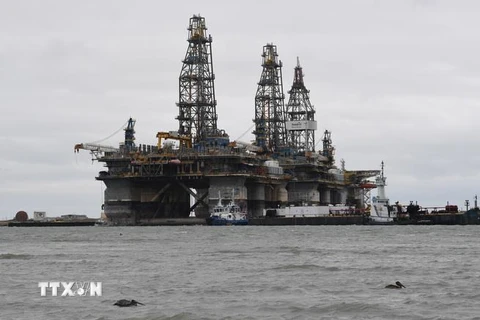 Giàn khoan dầu ở cảng Aransas, Texas. (Ảnh: AFP/TTXVN)
