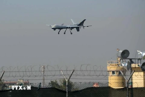 Máy bay không người lái của Mỹ hạ cánh xuống sân bay Jalalabad của Afghanistan. (Ảnh: AFP/TTXVN)