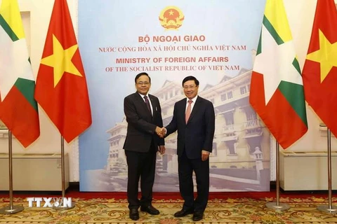 Phó Thủ tướng, Bộ trưởng Bộ Ngoại giao Phạm Bình Minh và Bộ trưởng Bộ Hợp tác Quốc tế Myanmar Kyaw Tin. (Ảnh: Văn Điệp/TTXVN)