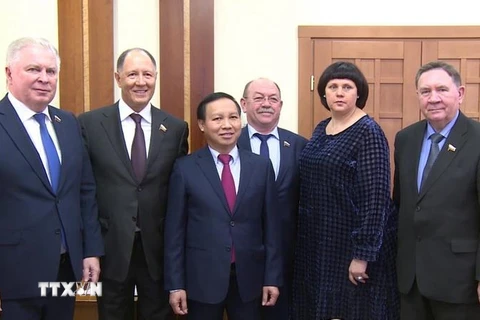 Đại sứ Việt Nam tại Nga Ngô Đức Mạnh chụp ảnh lưu niệm với Nhóm nghị sỹ hữu nghị Thượng viện Nga. (Ảnh: Hồng Quân/TTXVN)