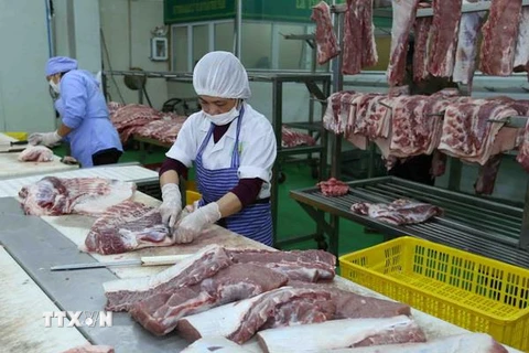 Chế biến thịt lợn tại nhà máy của Công ty. (Ảnh: Vũ Sinh/TTXVN)