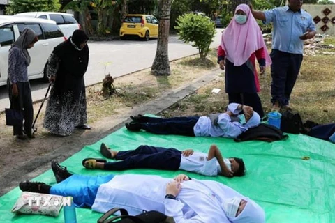 Sơ cứu các nạn nhân nghi bị ngộ độc khí tại Pasir Gudang, bang Johor của Malaysia ngày 7/3 vừa qua. (Ảnh: Bernama/TTXVN)